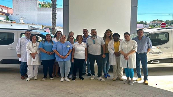 Município entrega duas novas viaturas elétricas à USF e à UCC