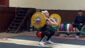 Maria Yultsova apura-se para o Campeonato Nacional de Halterofilismo