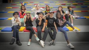 Pequenos artistas encantam Centro Escolar com a peça de teatro "O Coelhinho Branco"!