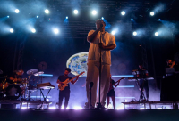 Ivandro sobe ao palco principal da Ascensão para um concerto épico que levou milhares de pessoas ao rubro
