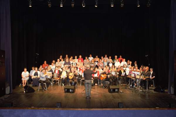 Recital de Natal junta em palco mais de 115 pessoas na abertura do do maior Parque Temático de Natal do Ribatejo