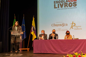 Escolas, biblioteca escolar e universidades seniores recebem livros e material didático